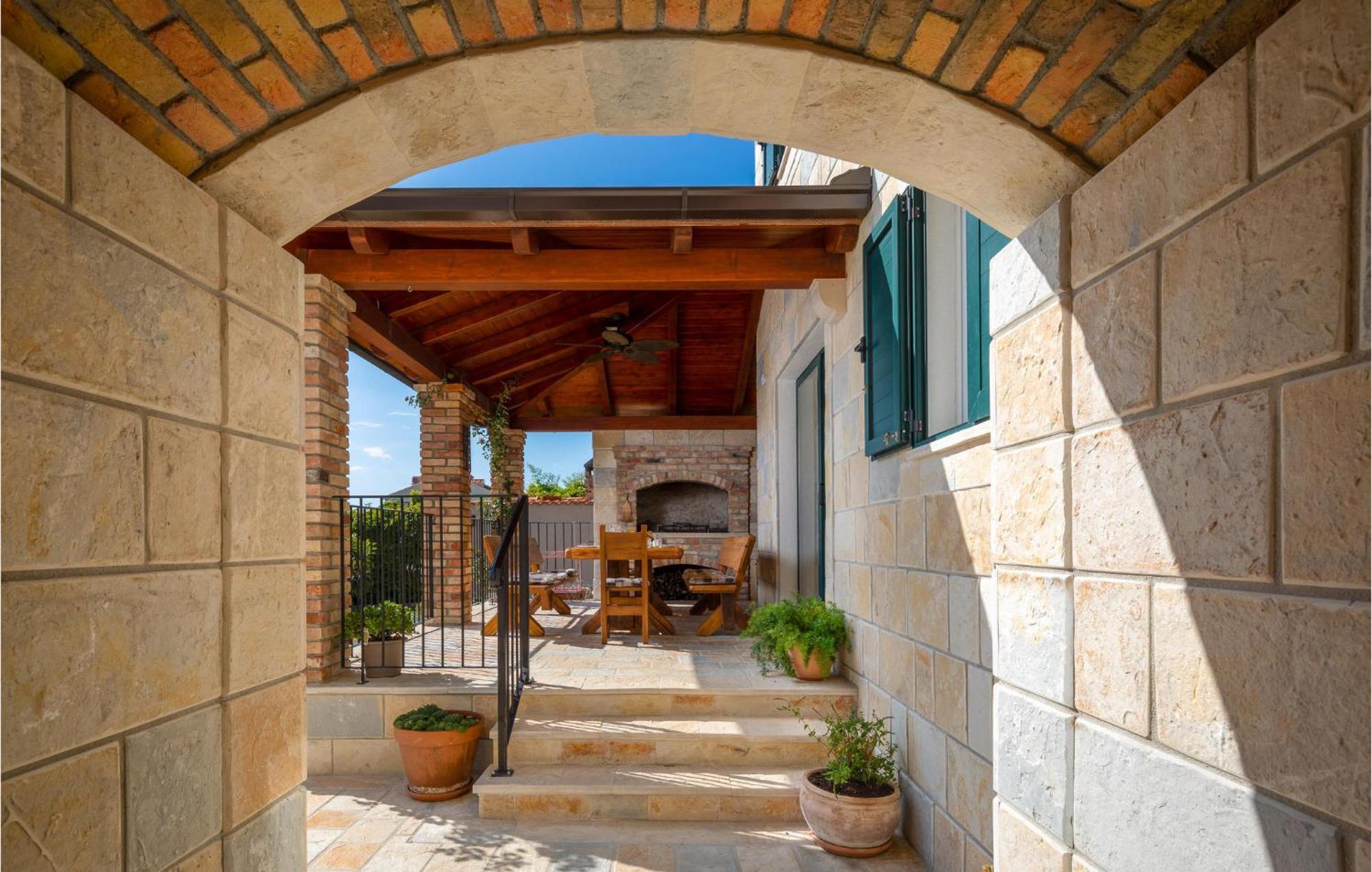 Cozy Home In Zrnovnica With Wifi Dış mekan fotoğraf