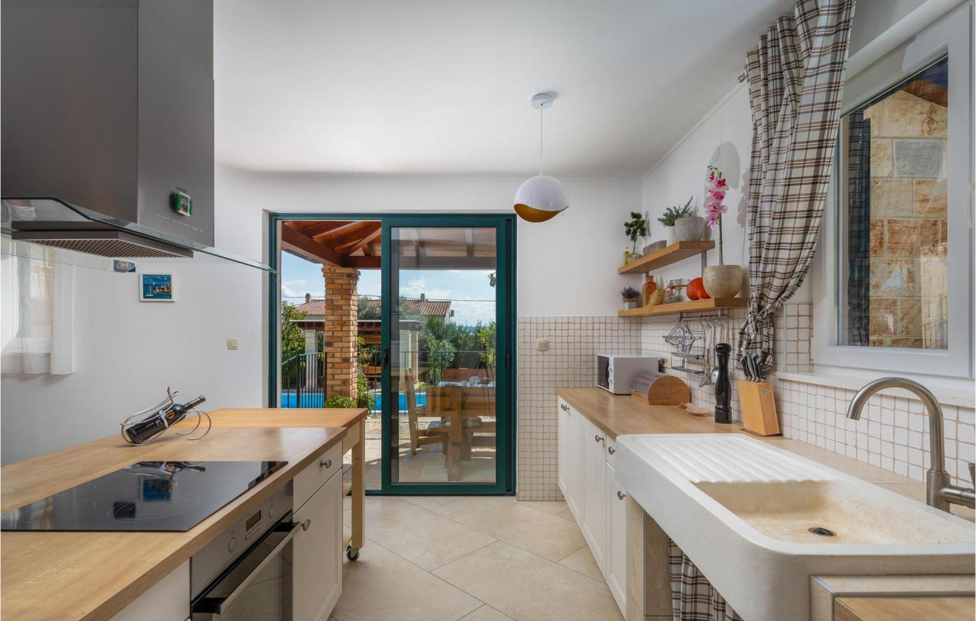 Cozy Home In Zrnovnica With Wifi Dış mekan fotoğraf