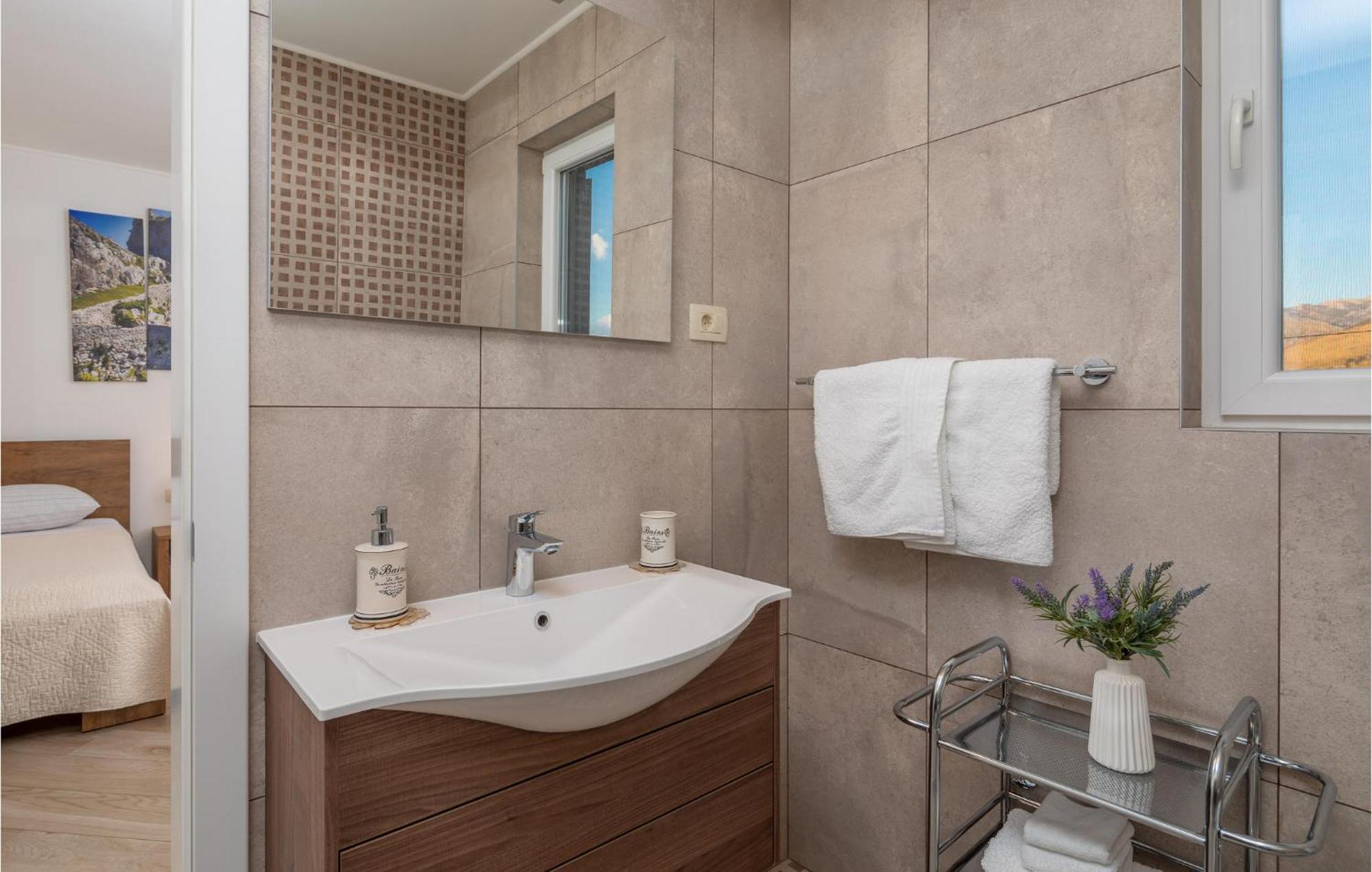 Cozy Home In Zrnovnica With Wifi Dış mekan fotoğraf
